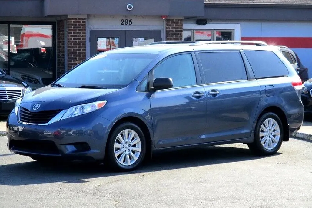 2014 Toyota Sienna LE photo 1