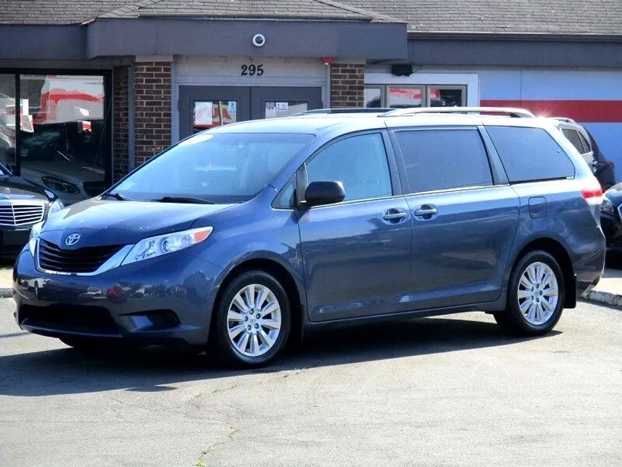 2014 Toyota Sienna LE photo 1