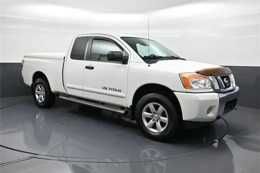 2014 Nissan Titan SV photo 1