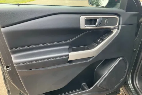 2022 Ford Explorer XLT photo 1