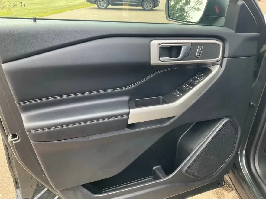 2022 Ford Explorer XLT photo 1