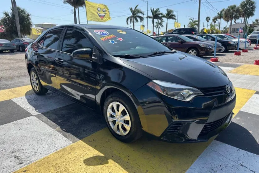 2016 Toyota Corolla LE photo 1