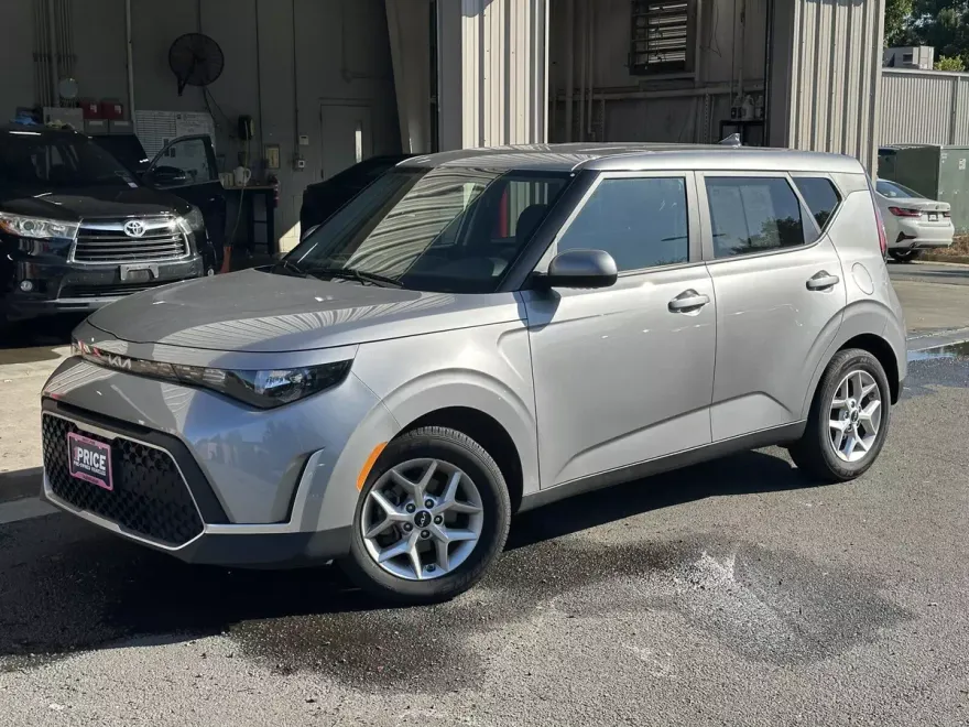 2024 Kia Soul LX photo 1