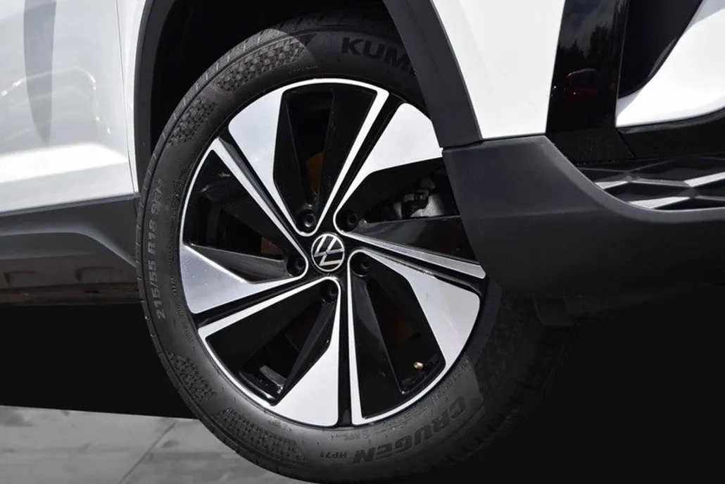 2024 Volkswagen Taos SE photo 1