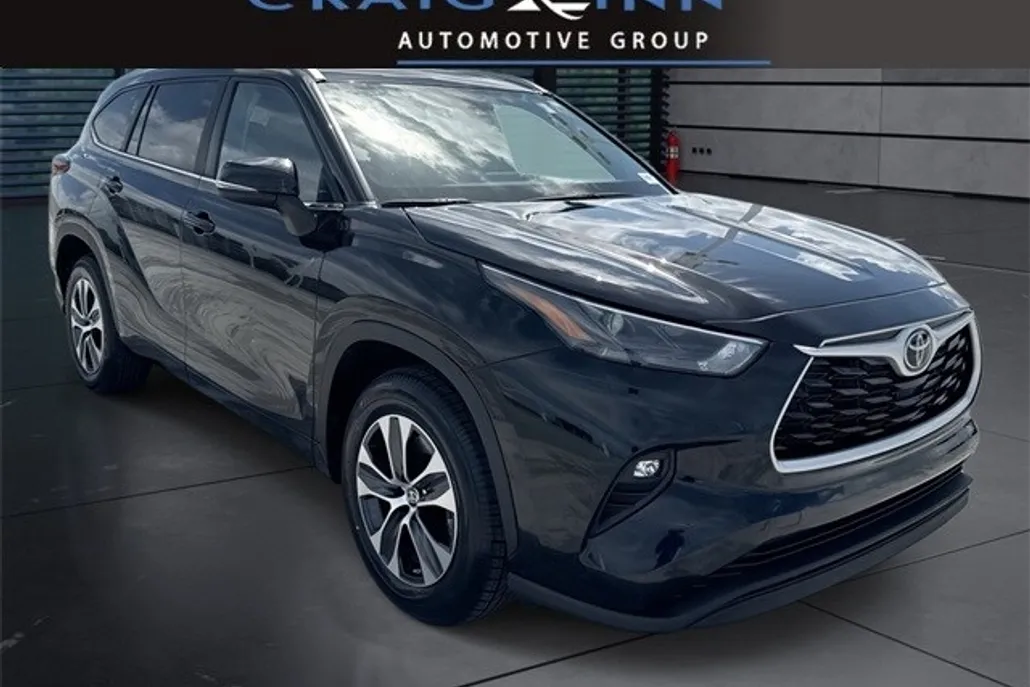 2023 Toyota Highlander L photo 1