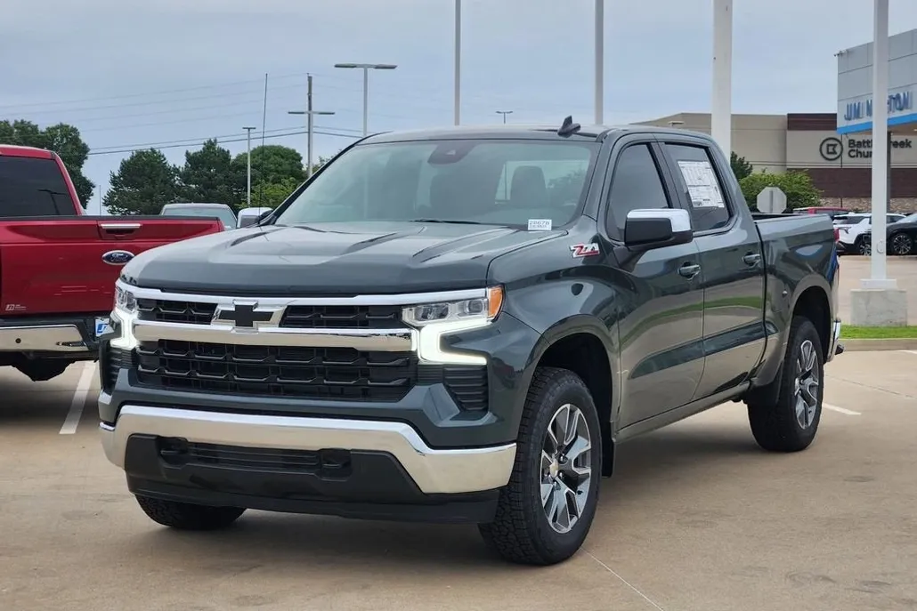 2026 Chevrolet Silverado LT photo 1