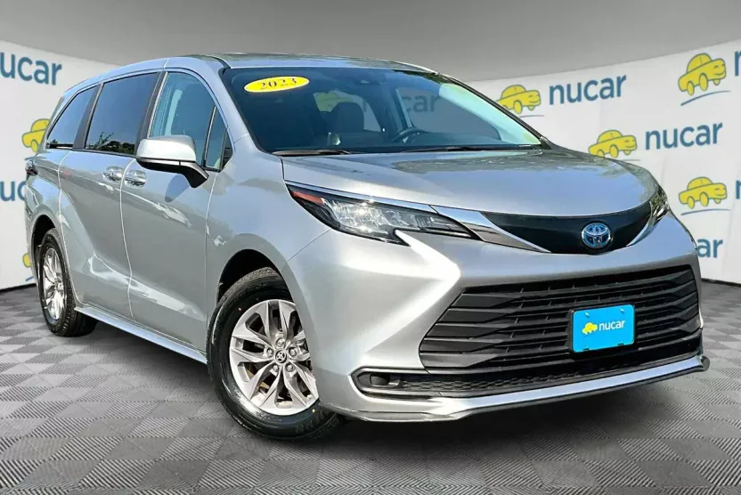 2023 Toyota Sienna LE photo 1