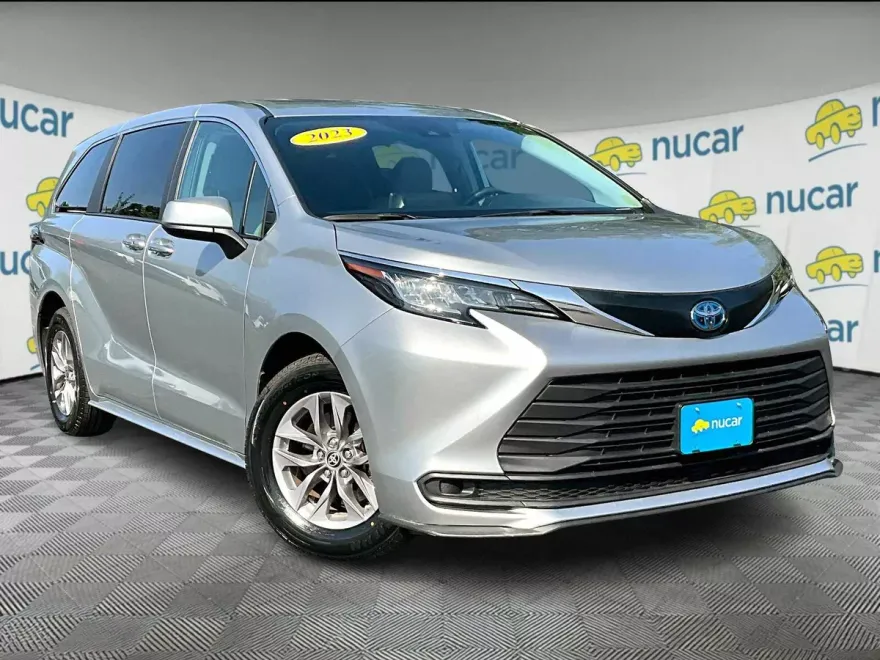2023 Toyota Sienna LE photo 1