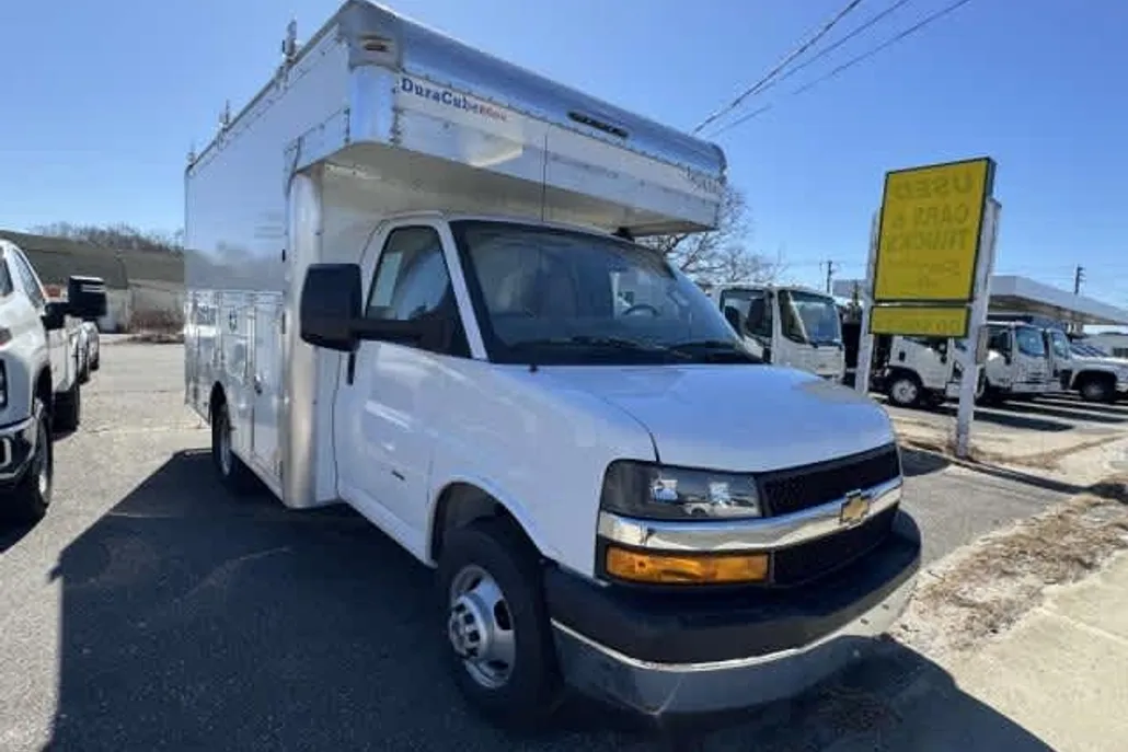 2024 Chevrolet Express Cutaway 2500 photo 1