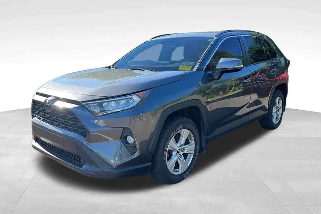 2020 Toyota RAV4 XLE photo 1