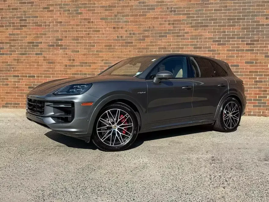 2024 Porsche Cayenne E-Hybrid S photo 1