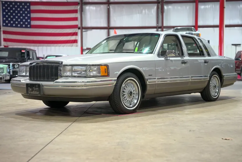 1992 Lincoln Town Car Signature photo 1