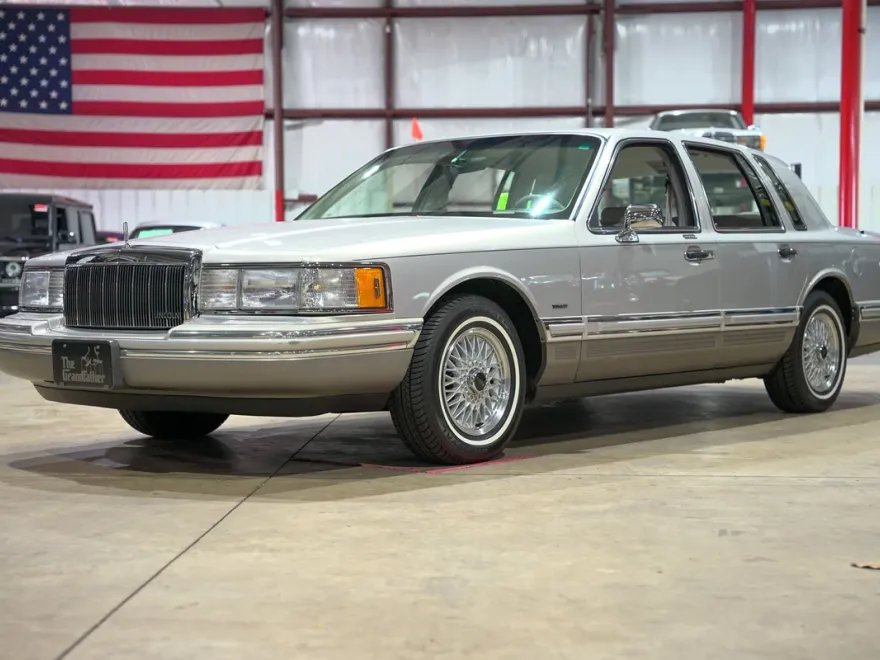 1992 Lincoln Town Car Signature photo 1