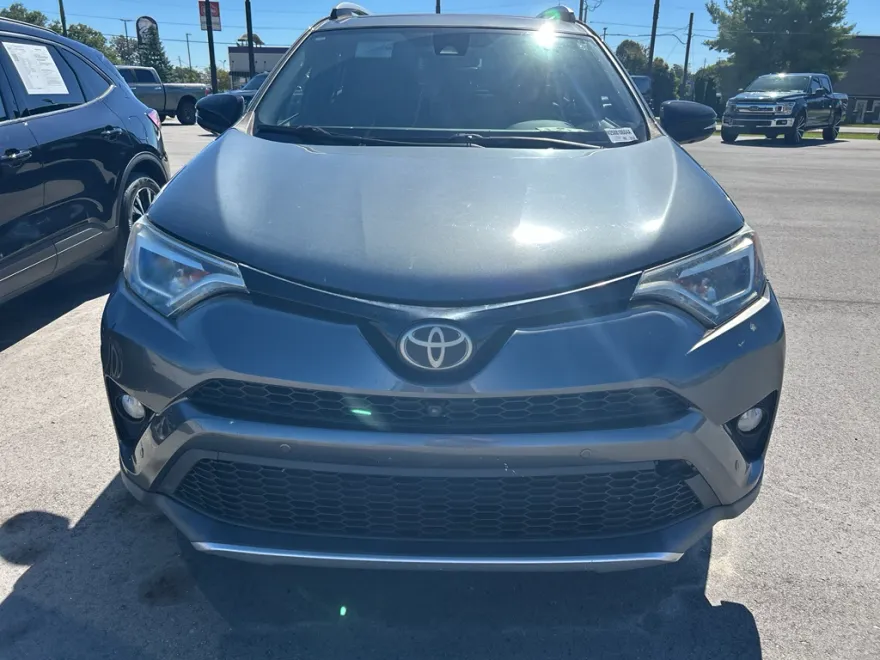 2016 Toyota RAV4 SE photo 1