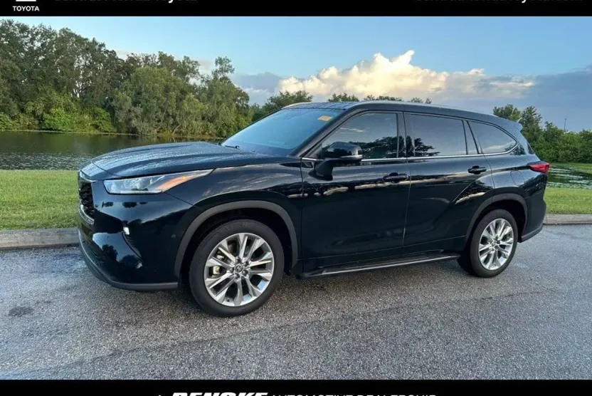 2023 Toyota Highlander Limited photo 1