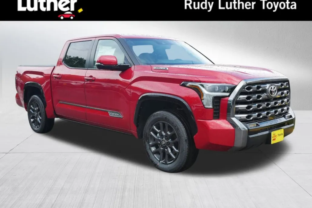 2025 Toyota Tundra Platinum CrewMax photo 1