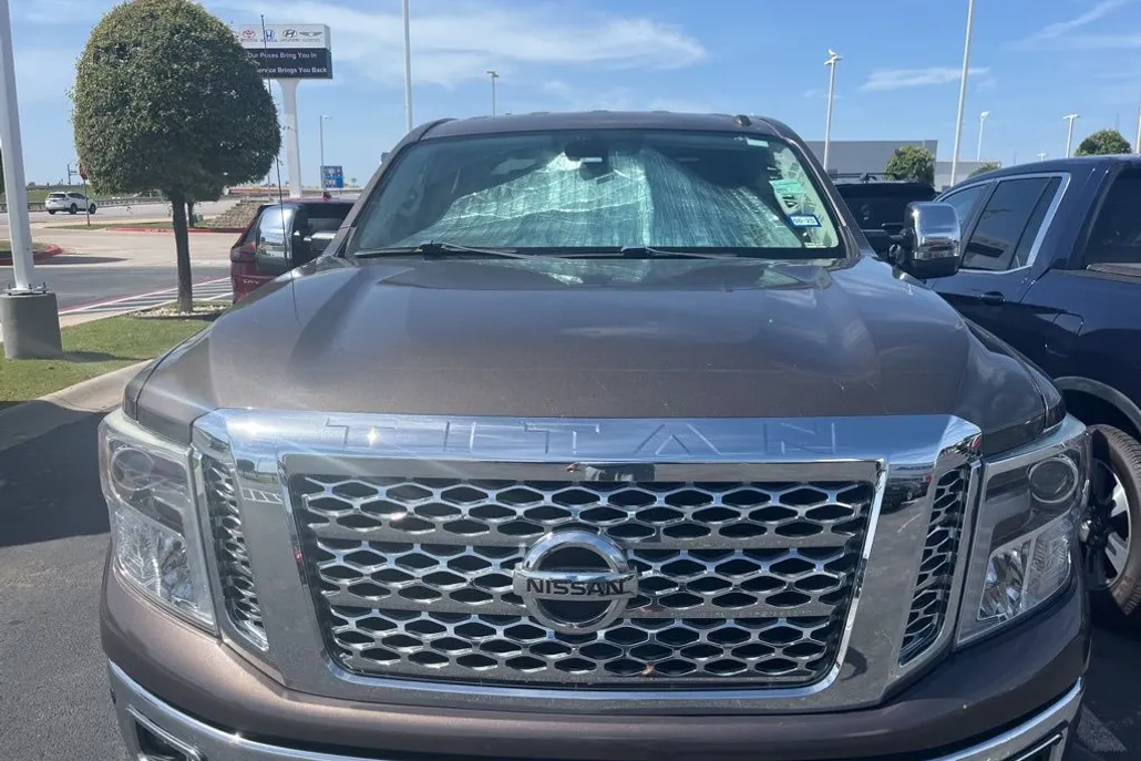 2018 Nissan Titan SL photo 1