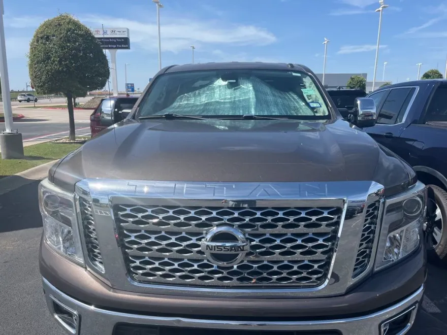 2018 Nissan Titan SL photo 1