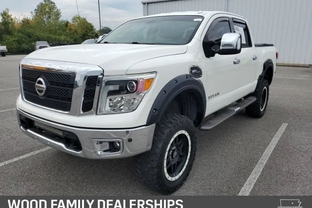 2017 Nissan Titan SL photo 1