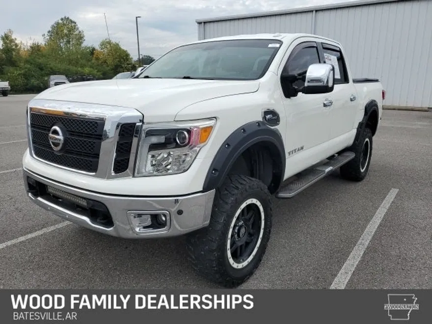 2017 Nissan Titan SL photo 1