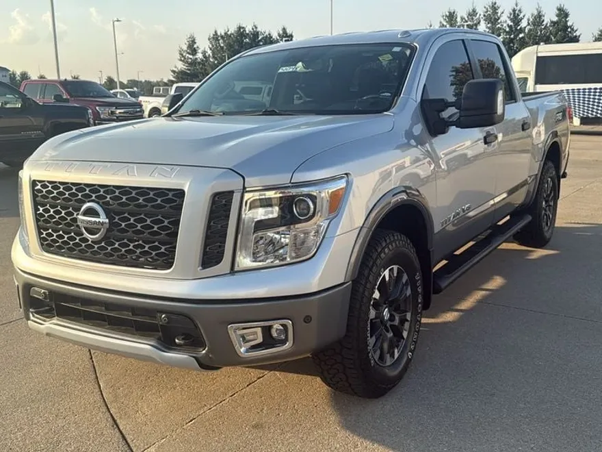 2019 Nissan Titan PRO-4X photo 1