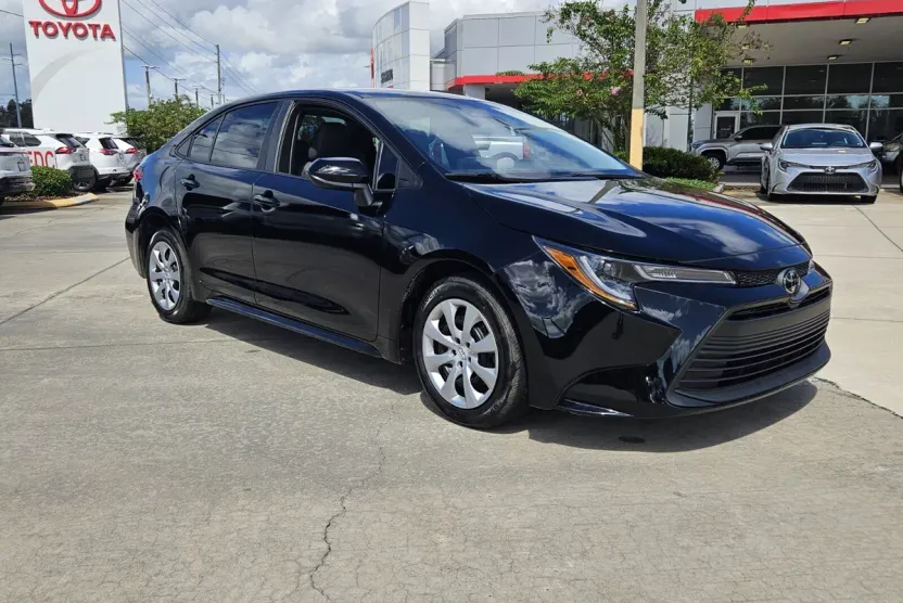 2023 Toyota Corolla LE photo 1