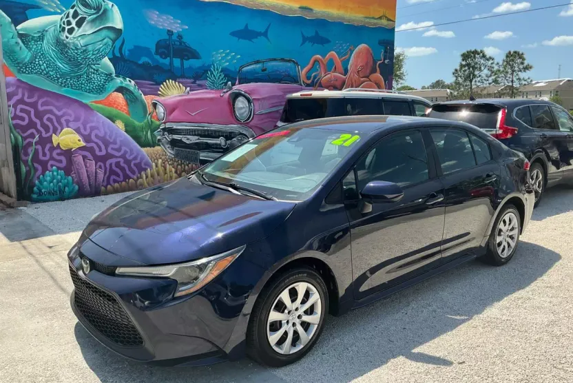 2021 Toyota Corolla LE photo 1