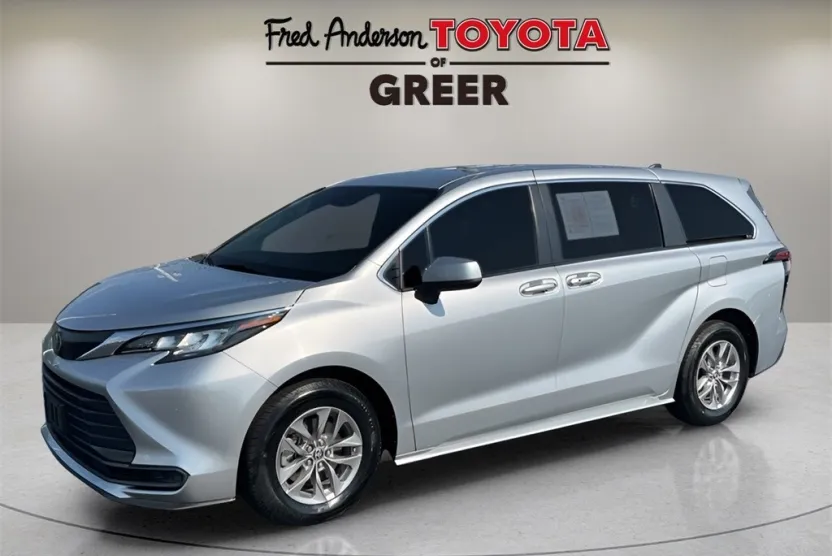 2022 Toyota Sienna LE photo 1