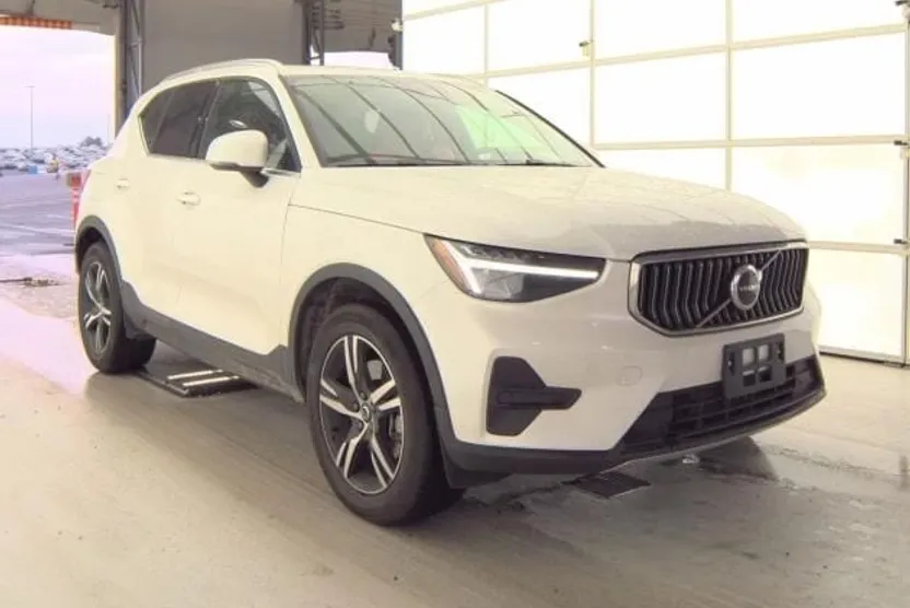 2025 Volvo XC40 Plus photo 1