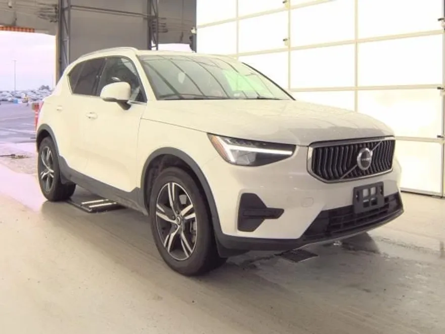 2025 Volvo XC40 Plus photo 1