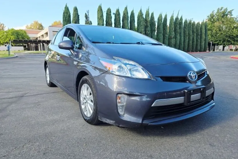 2014 Toyota Prius Plug-in Hybrid photo 1