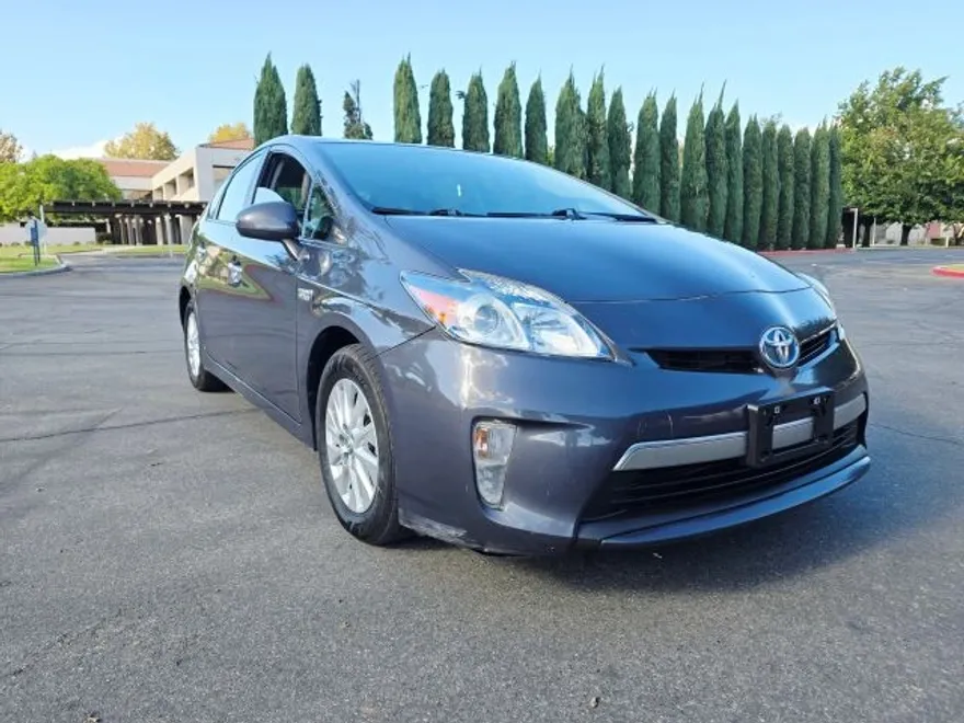 2014 Toyota Prius Plug-in Hybrid photo 1