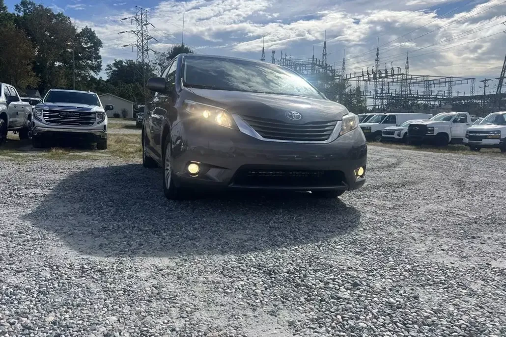 2013 Toyota Sienna XLE photo 1
