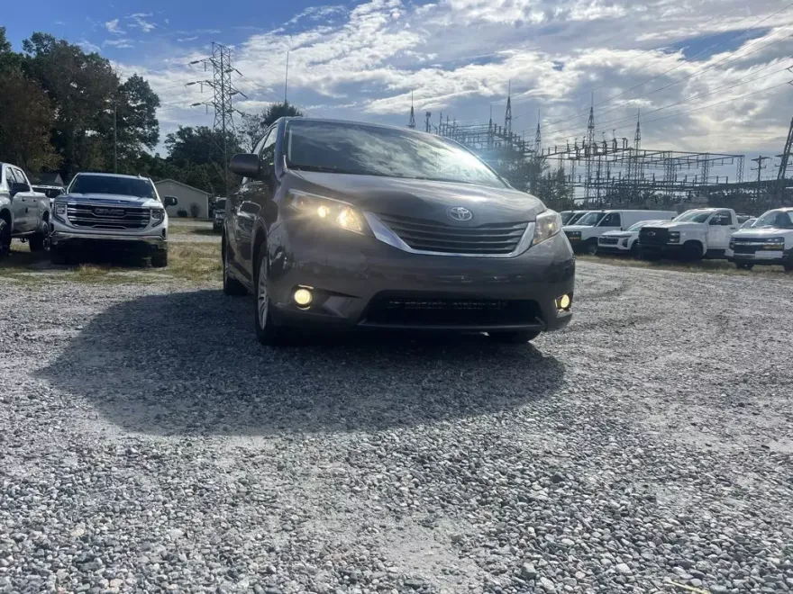 2013 Toyota Sienna XLE photo 1