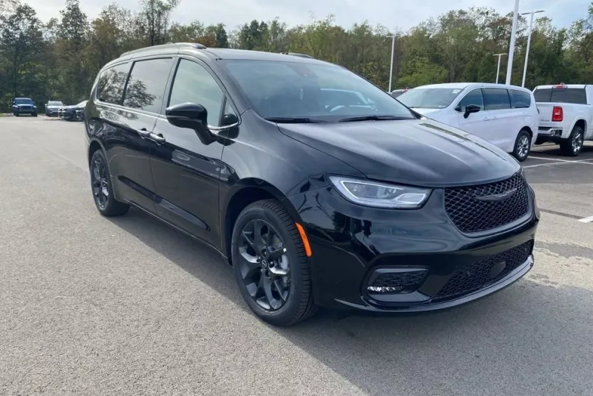 2026 Chrysler Pacifica Limited photo 1