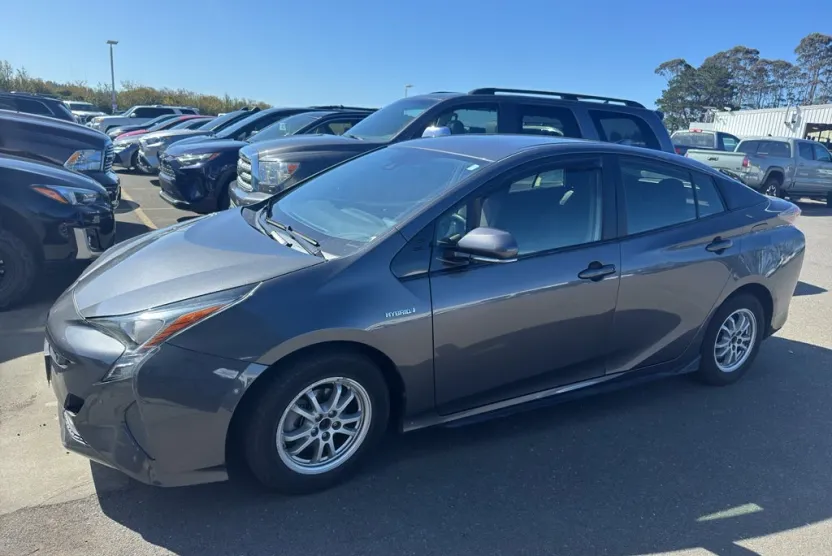 2018 Toyota Prius Three photo 1