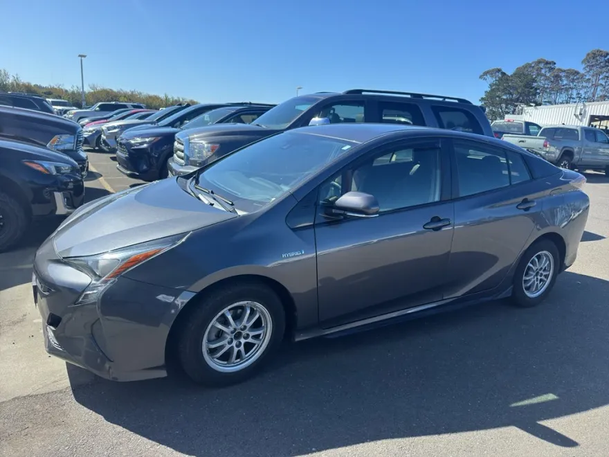 2018 Toyota Prius Three photo 1