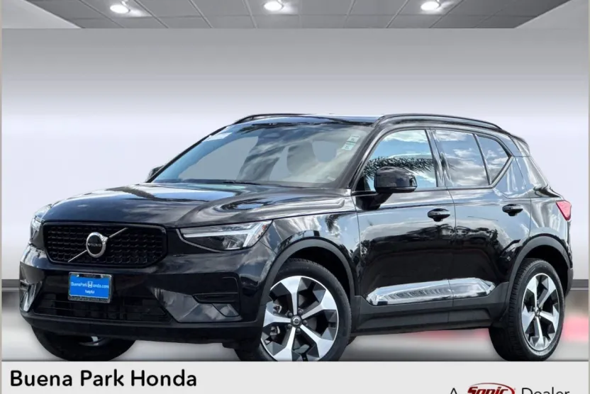 2024 Volvo XC40 Core photo 1