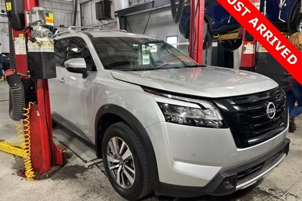 2023 Nissan Pathfinder SL photo 1
