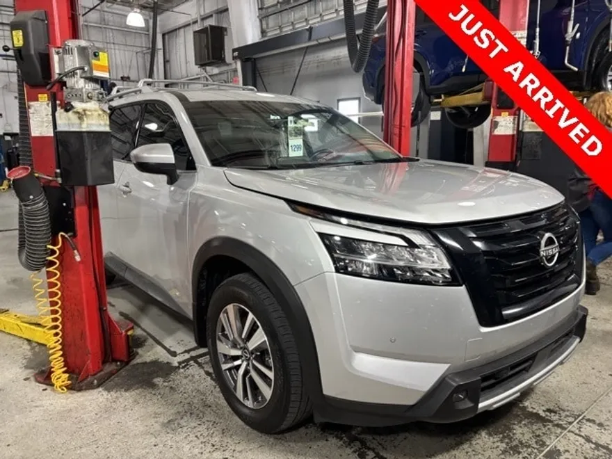 2023 Nissan Pathfinder SL photo 1