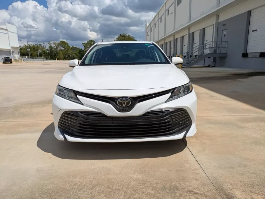 2019 Toyota Camry LE photo 1