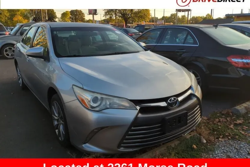 2015 Toyota Camry LE photo 1