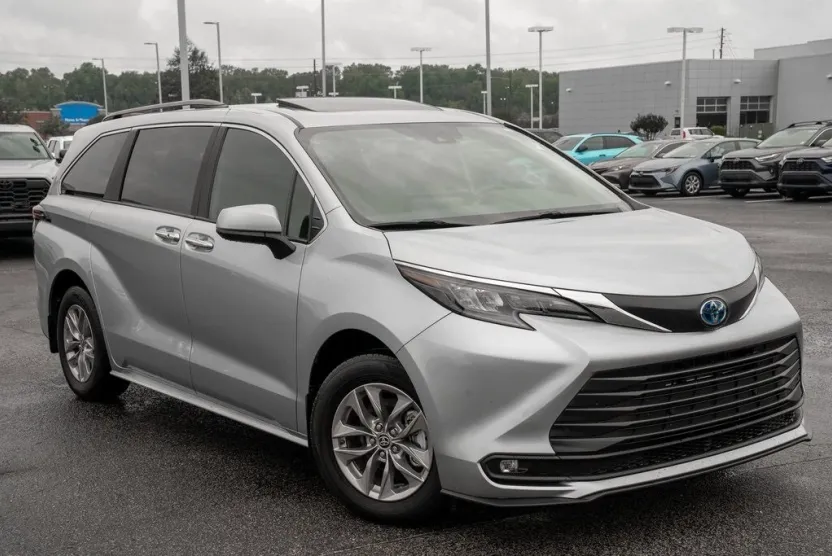 2025 Toyota Sienna XLE photo 1