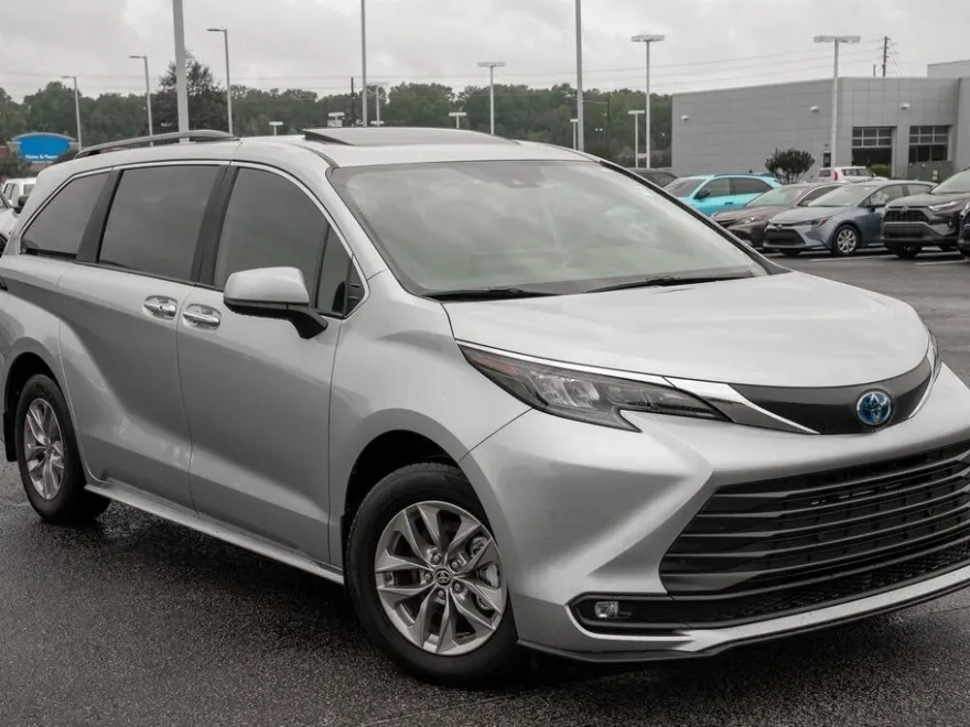 2025 Toyota Sienna XLE photo 1