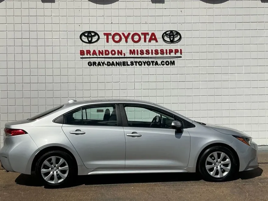 2023 Toyota Corolla LE photo 1