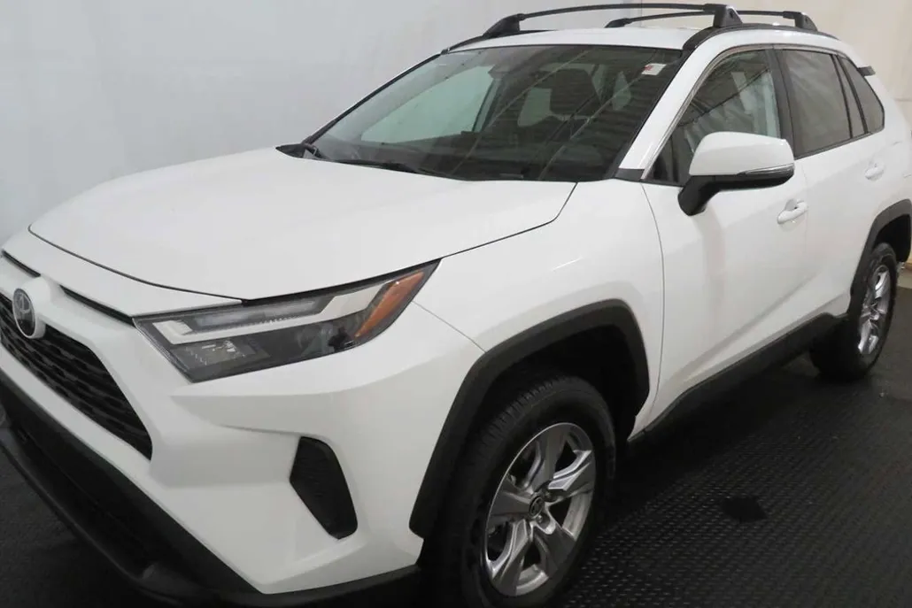 2023 Toyota RAV4 XLE photo 1