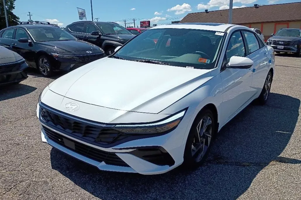 2025 Hyundai Elantra SEL Convenience photo 1