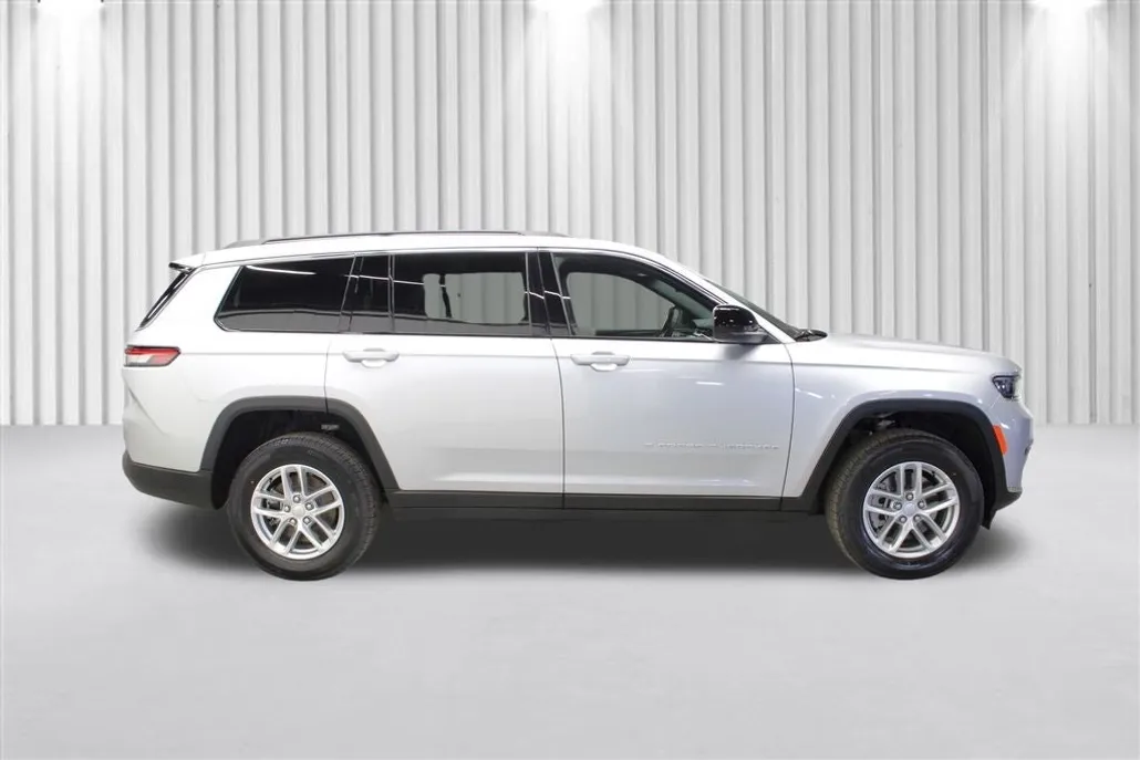 2025 Jeep Grand Cherokee Laredo photo 1