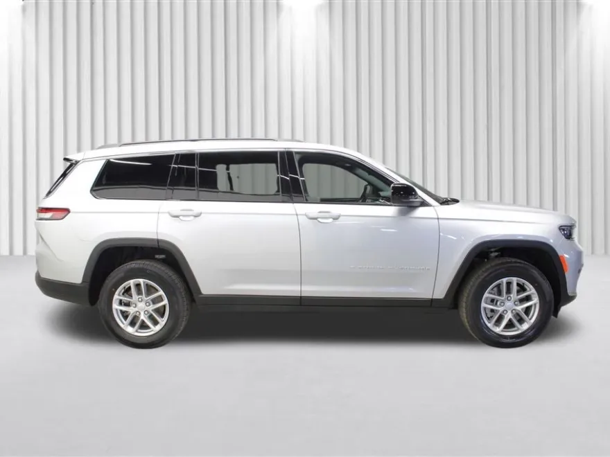 2025 Jeep Grand Cherokee Laredo photo 1