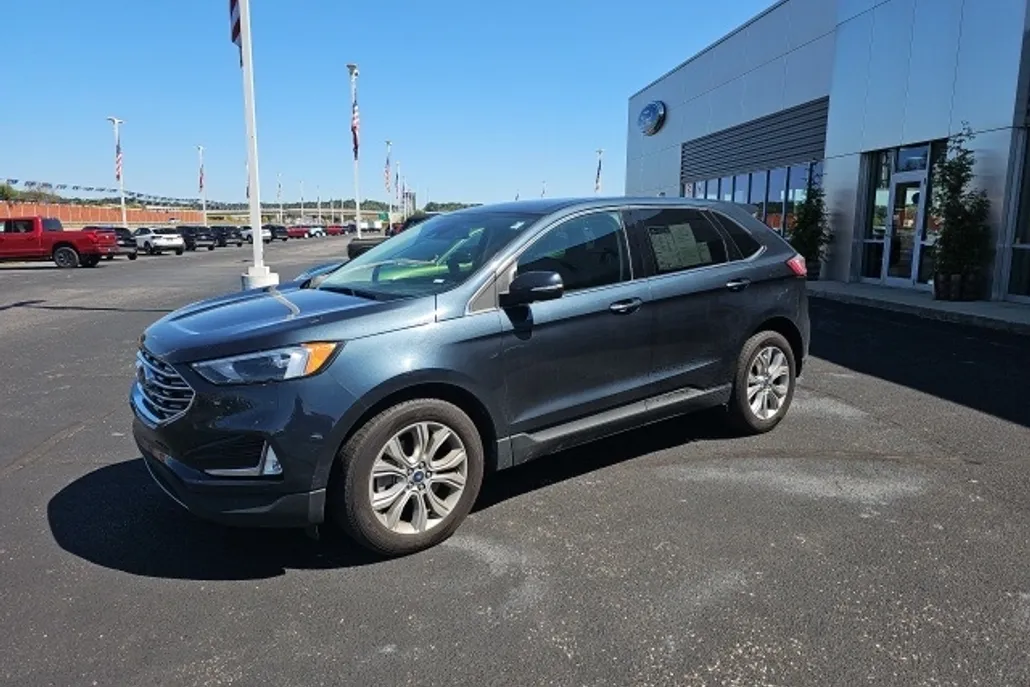 2022 Ford Edge Titanium photo 1